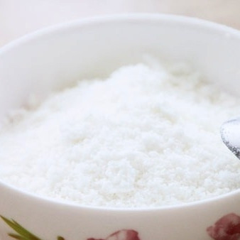 1. Этап. Кокосово-клубничное пирожное: Тем временем необходимо перемолоть кокосовую стружку до консистенции порошка.