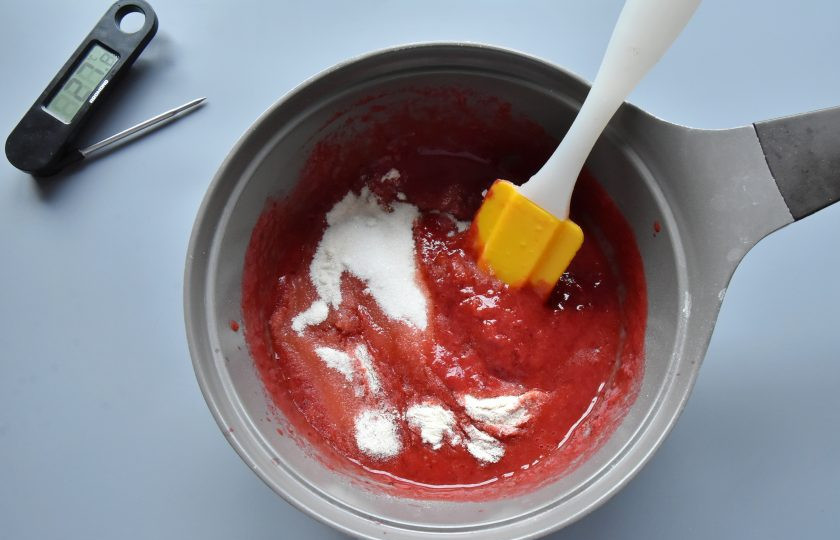 1. Этап. Конфеты из замороженной клубники: Поставьте посуду с пюре на огонь и доведите до кипения. В клубничное пюре добавьте часть сахара, смешанного с пектином и тщательно размешайте сахар до полного его растворения.