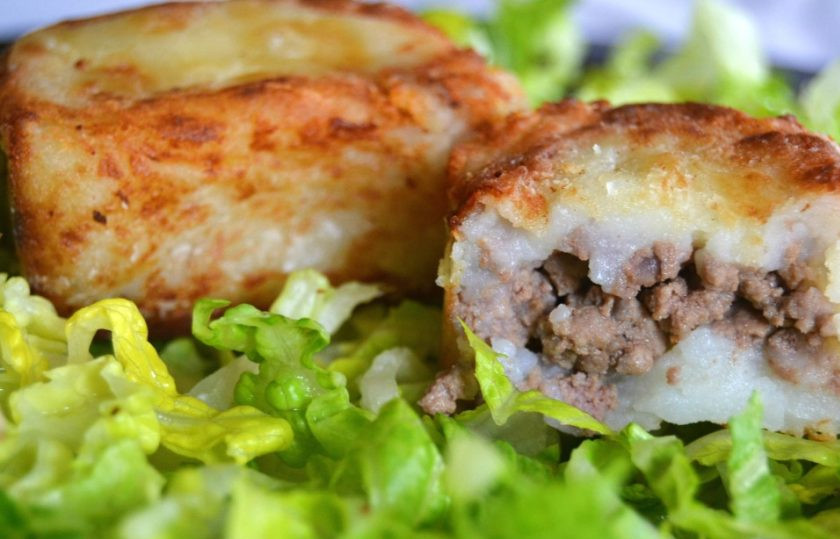 1. Этап. Картофельные зразы с начинкой из фарша: 15. Подавайте сразу после обжаривания. Приятного аппетита!