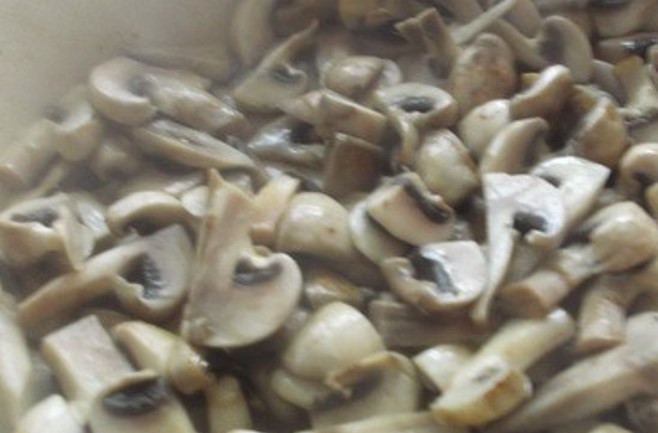 1. Этап. Суп из кабачков с грибами: Грибы порежьте пластинками и обжарьте в отдельной сковороде. Немного отложите для украшения готового супа, остальные смешайте с обжаренными овощами в кастрюле.