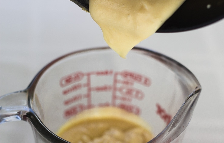 1. Этап. Пирожное с заварным кремом: 5. Для крема: в сотейник вливаю молоко, добавляю сливки (33%) и ваниль, прогреваю на среднем огне, но не довожу до кипения. В другой миске взбиваю желтки с сахарной пудрой, к ним добавляю муку. Ввожу желтки с мукой тонкой струйкой в сотейник на плите и перемешиваю, затем убираю с огня и остужаю. Уже остывший крем отправляю в холодильник.