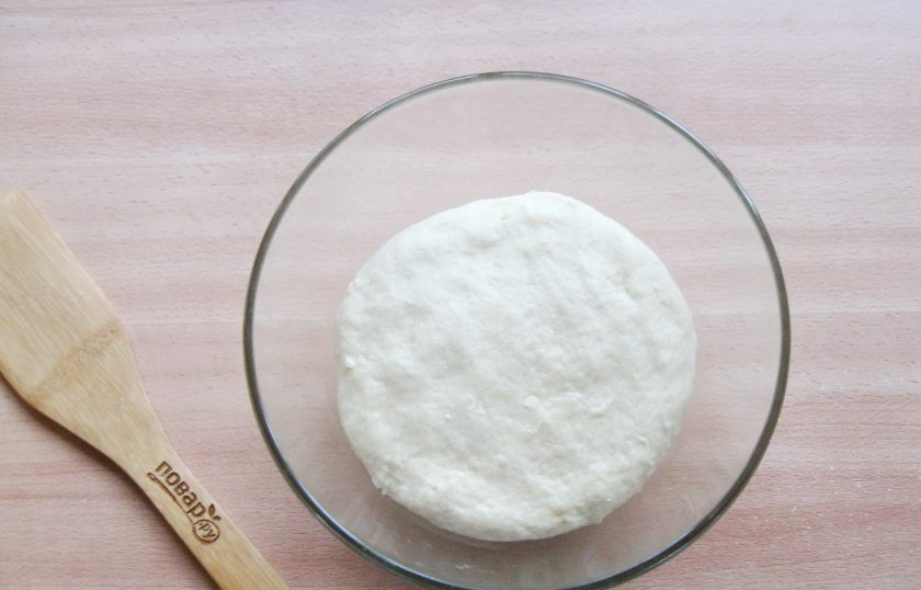 1. Этап. Булочки Как у бабушки: Замесите эластичное, крутое тесто. Выложите в миску, накройте пищевой пленкой и поставьте в теплое место.