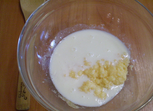 1. Этап. Выпечка из скисшего молока: Влейте кислое молоко. Размешайте венчиком.