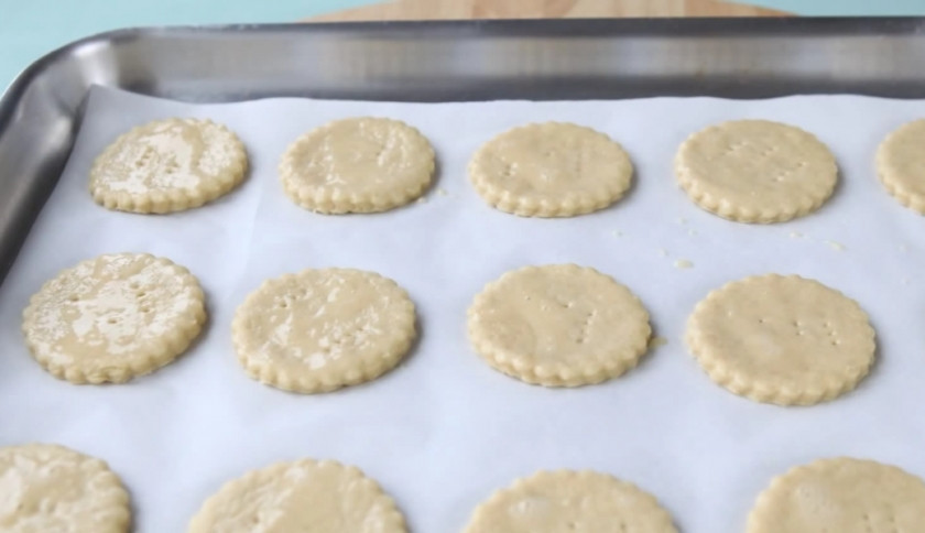 1. Этап. Коржики белорусские: 4. Раскатайте тесто в пласт толщиной полсантиметра и вырежьте кружочки. Наколите коржики вилкой и смажьте взбитым яйцом. Выпекайте при температуре 180 градусов 15-20 минут или до золотистого цвета.