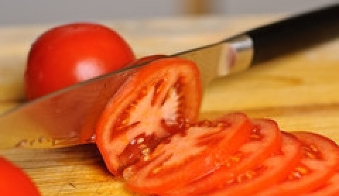 1. Этап. Запеканка из баклажанов с мясом: Пока баклажаны настаиваются, подготовьте овощи. Нарежьте помидоры кольцами,