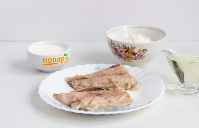 1. Этап. Скумбрия по-норвежски: Рыбу помойте, разрежьте вдоль пополам. Очистите от костей, плавников и кожи. Разрежьте каждую половину рыбы ещё раз пополам. Таким образом получим 4 порционных кусочка.