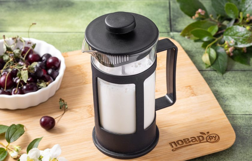 1. Этап. Вишневый айс латте: Молоко взбейте до пышной пенки с помощью капучинатора или во френч-прессе.