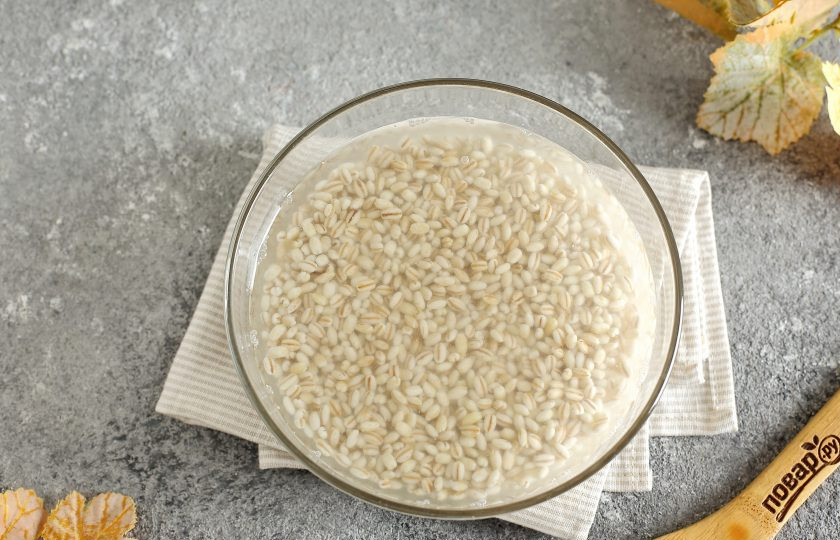 1. Этап. Перловая каша для похудения: Крупу промойте и замочите в теплой воде на несколько часов, я оставляю на ночь.