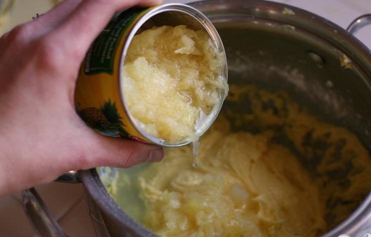 1. Этап. Ананасовый пирог с безе: 2. Добавить к яичной смеси крахмал и ваниль, перемешать. Затем добавить воду и измельченный ананас. Варить смесь на среднем огне, постоянно помешивая, до загустения.