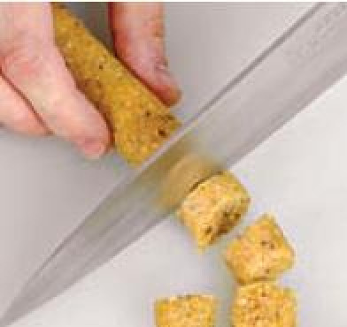 1. Этап. Суп с клецками: Из готового теста скатать длинную колбаску толщиной 2–2,5 см. Нарезать ее на куски шириной 1,5 см. Накрыть их пищевой пленкой.