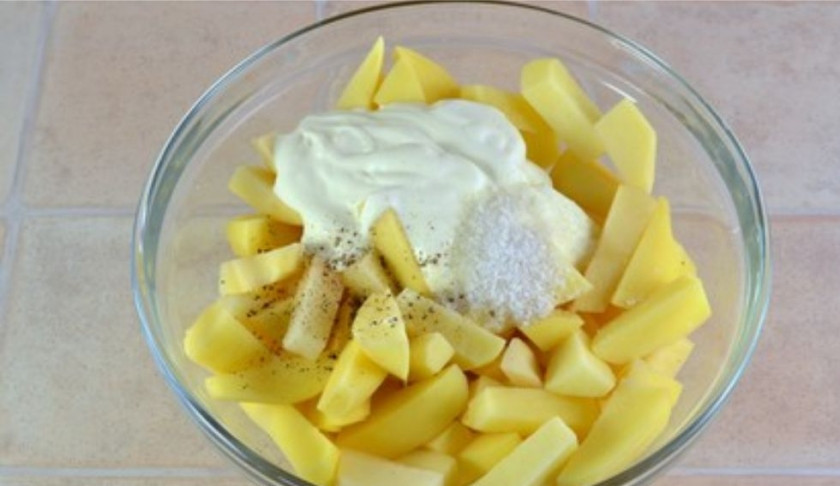 1. Этап. Курица с картошкой в сметане: 2. Посолите картофель, поперчите и добавьте 100 грамм сметаны.