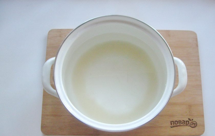 1. Этап. Яблочный компот с корицей: Налейте воду. Доведите до кипения и варите 5-6 минут.