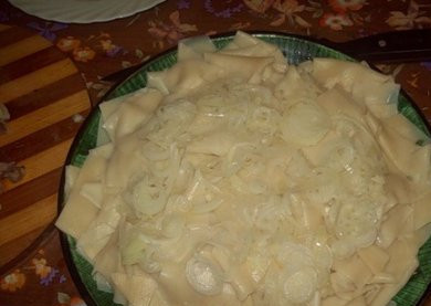 1. Этап. Бешбармак из говядины: В кипящем бульоне варим 5-7 минут кусочки теста и выкладываем их на большое блюдо. Посыпаем сверху луком.