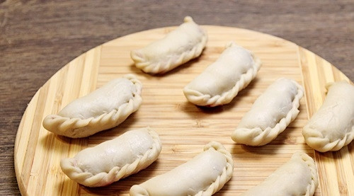 1. Этап. Вареники с вишнями (заварное тесто): 5. На каждый круг выкладываем начинку и крепко защипываем, чтобы начинка не вытекала.