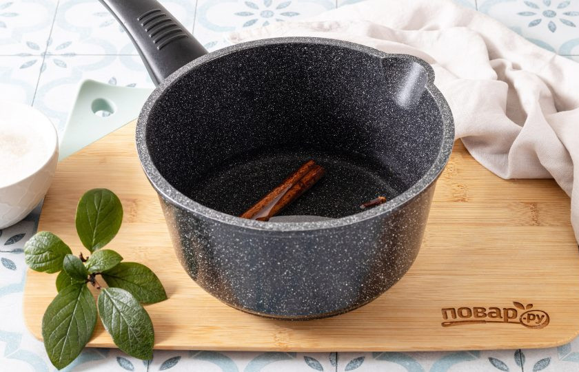 1. Этап. Тыква в сиропе: Добавьте в сахарный сироп корицу и гвоздику, варите на небольшом огне 5-7 минут. После извлеките пряности.