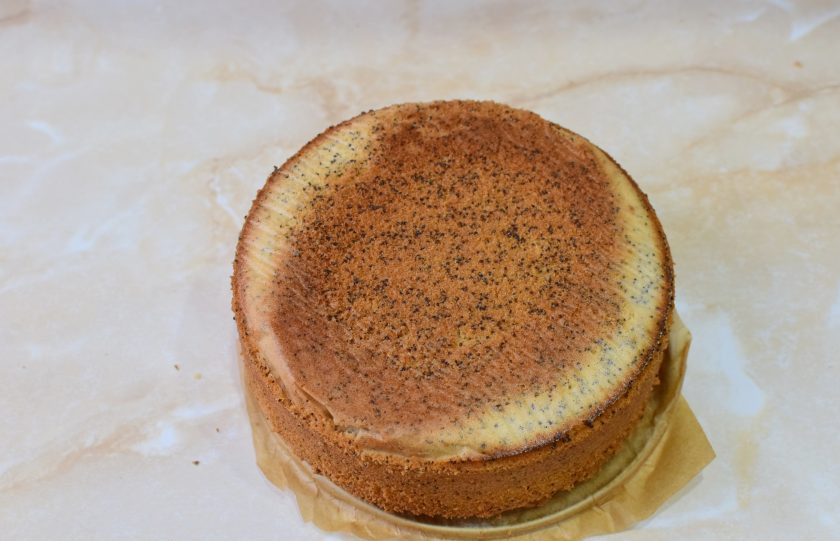 1. Этап. Клубнично-маковый торт: Готовый бисквит немного увеличится в размере, будет слегка пружинить и станет золотистого цвета. Извлеките его из формы и остудите. Затем оберните пищевой пленкой и уберите в холодильник на несколько часов, чтобы он отлежался.