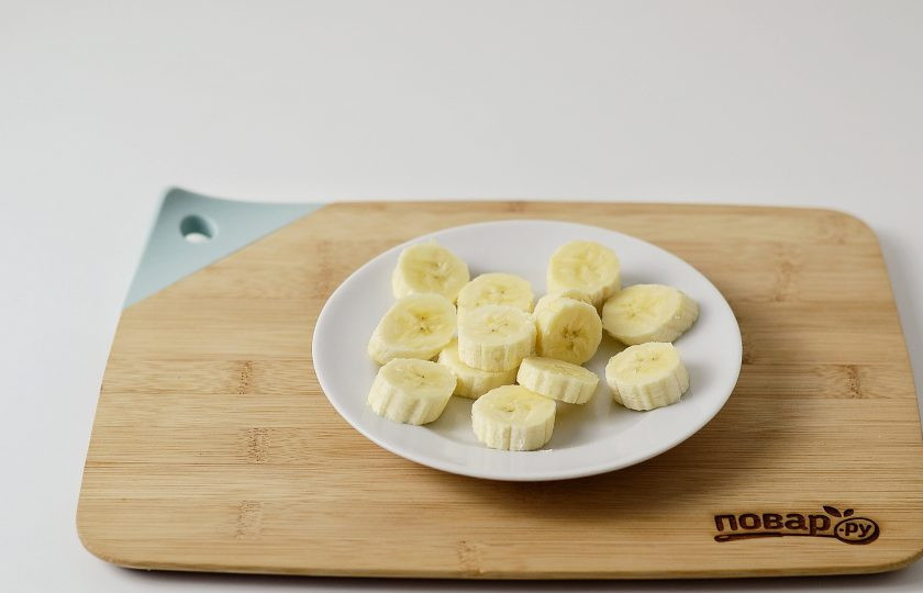 1. Этап. Смузи из овощей: Банан нарежьте кружочками, уберите в морозилку минимум на 30 минут.