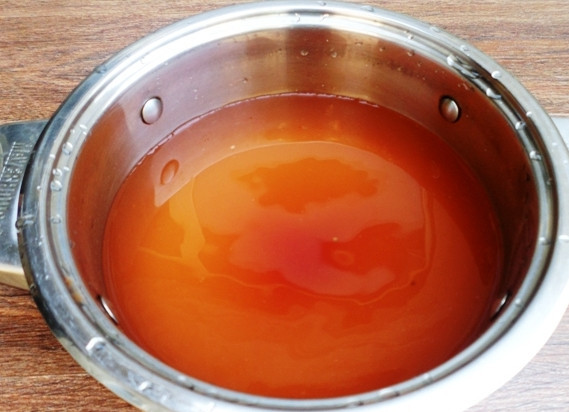 1. Этап. Огурчики с кетчупом на зиму: В воду добавьте сахар, кетчуп чили и соль. Хорошо размешайте, прокипятите минуты 2. Потом добавьте уксус.