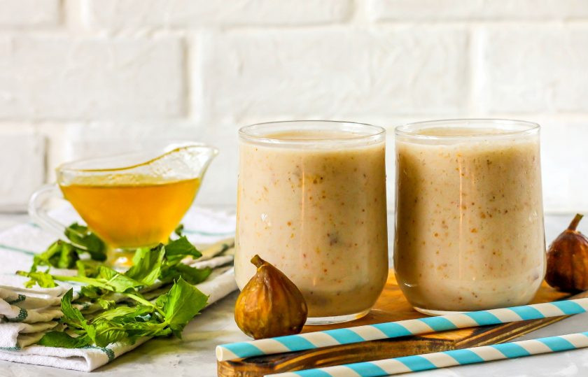 1. Этап. Смузи с молоком: Перелейте в стаканы или чашки приготовленный смузи из молока, подайте к столу. Так как напиток густой, его дегустируют без трубочек или дополняют трубочками с широким отверстием.