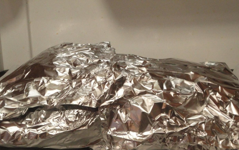 1. Этап. Рождественский гусь с яблоками: 13. Плотно заворачиваю птицу со всех сторон в несколько слоев фольги. Выпекаю сразу в разогретой до 220 градусов духовке 45 минут, затем убавляю температуру до 170 градусов и готовлю еще 1,5-2 часа.