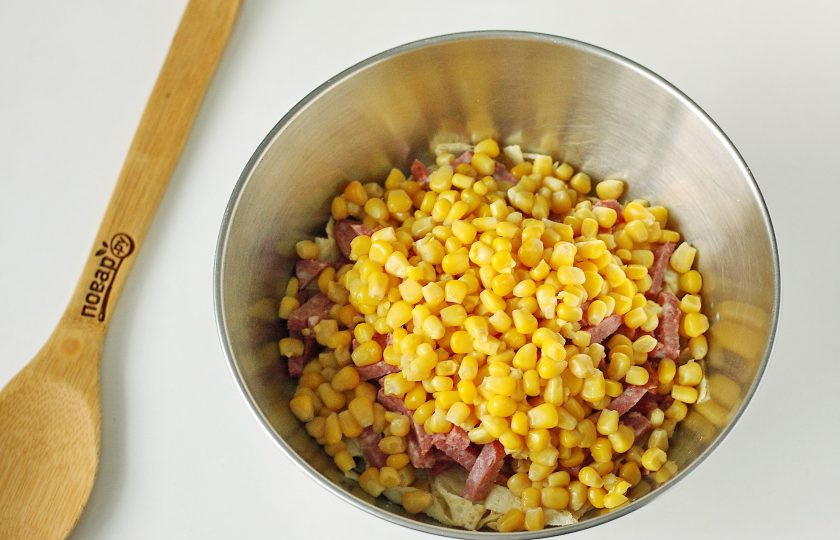 1. Этап. Блинный салат: Добавьте кукурузу, предварительно слив с нее всю жидкость.