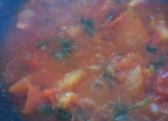 1. Этап. Чесночно-томатный соус: 4. Потом в сковороду влейте томаты. Добавьте петрушку и грибы.