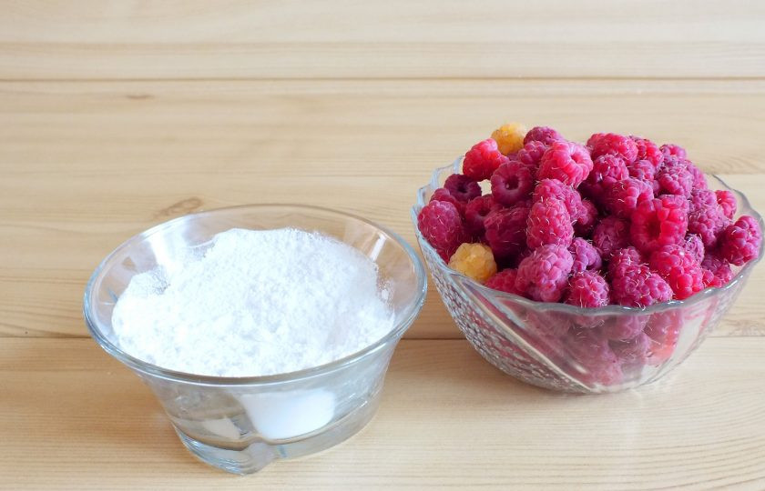 1. Этап. Малиновый кули: Подготовьте необходимые ингредиенты.