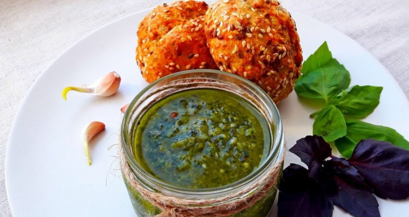 1. Этап. Домашний соус Песто: 4. Снова перемешайте с помощью блендера. Переложите соус в баночку и вылейте сверху оставшееся оливковое масло. Приятного аппетита!