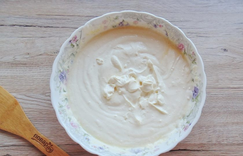 1. Этап. Творожная запеканка с вяленой вишней: С помощью блендера взбейте творог с яйцом, сахаром и сметаной в однородную массу с кремовой консистенцией.