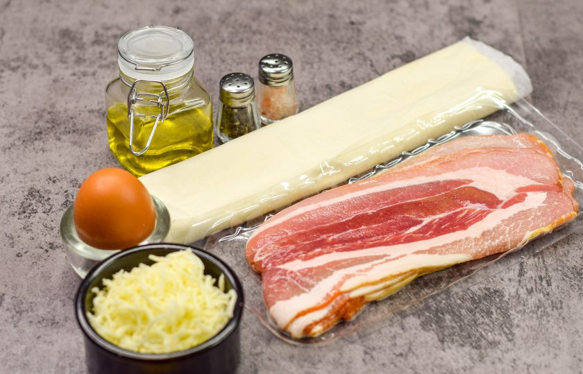 1. Этап. Слоеные палочки с сыром и беконом: Подготовьте все ингредиенты.