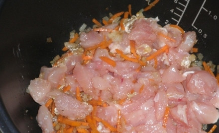 1. Этап. Тушеная грудка с картошкой в мультиварке: Куриную грудку надо хорошо помыть, отрежьте филе. Дальше филе нарежем небольшими кубиками и отправим к овощам. Добавим соль и перец по вкусу, обжарим на протяжении 5 минут.