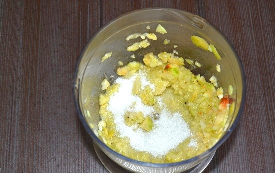 1. Этап. Желе из фейхоа: 5. Добавьте пару ложек сахара.