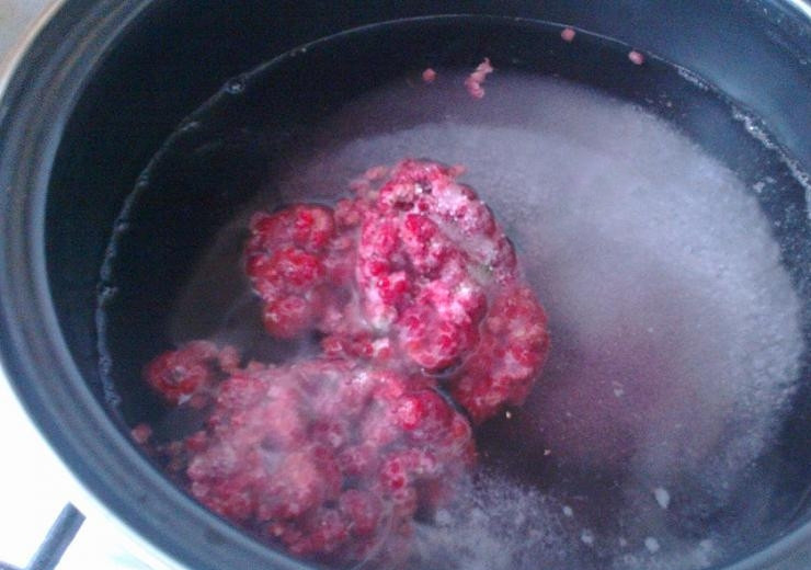 1. Этап. Компот из замороженной малины: 1. Замороженную малину промойте в воде, но не усердствуйте, чтобы в воду не ушел весь сок. Дайте ей размерзнуться (это не обязательно).