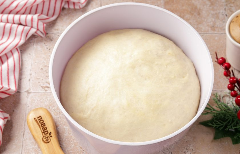 1. Этап. Новогодний пирог Змейка: Тесто должно увеличиться в размере почти в два раза.