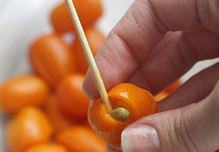 1. Этап. Кандированные кумкваты: 4. Чуть приоткройте надрез (с помощью деревянной шпажки, например) и аккуратно достаньте косточки.