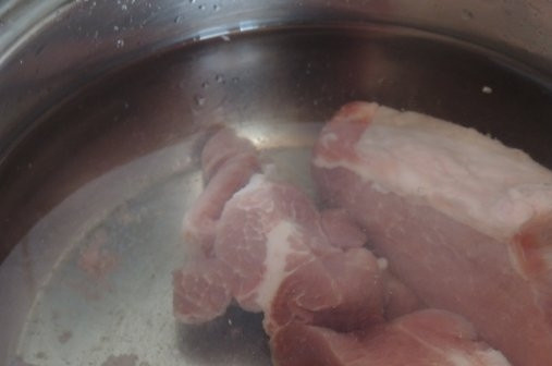 1. Этап. Cалат Фаворит с языком: Свинину и язык отварите в подсоленной воде в течение 30-40 минут. Затем полностью остудите мясо.