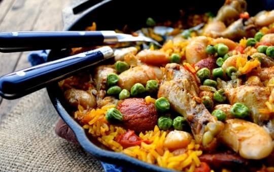 1. Этап. Паэлья с курицей и горошком: 7. Влейте куриный бульон, добавьте бобы и соль, перец по вкусу. Встряхните сковороду, чтобы все ингредиенты перемешались. Доведите до кипения и уменьшите огонь. Сковороду накройте крышкой, готовьте 25 минут. Следите, чтобы смесь не была сухой и при необходимости доливайте бульон. В последние 5 минут готовки добавьте горошек. Готовьте до мягкости риса. Приятного аппетита!