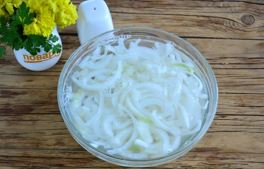 1. Этап. Салат из печени с маринованным луком: Приготовьте маринад для лука. 1 стакан горячей воды смешайте с сахаром и столовым уксусом. В полученную жидкость поместите нарезанный лук и оставьте на 30 минут.