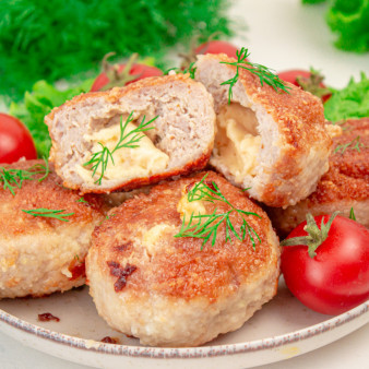 Куриные котлеты с сыром в мультиварке