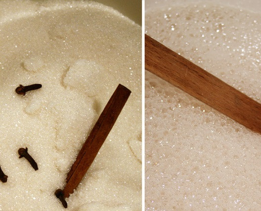 1. Этап. Варенье из персиков без кожуры: Тем временем приготовим сироп. Для этого нужно в одной емкости смешать: 600г сахара, воды (1/6 от к-ва сахара), пряности. Поставить варится.