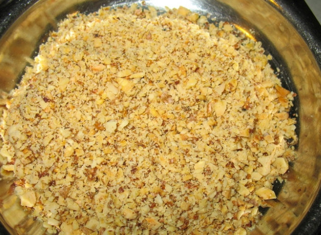 1. Этап. Коврижка из тыквы: Орехи прогрейте в духовке или обжарьте на сковороде. Потом порубите.