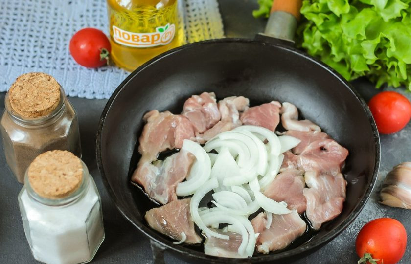 1. Этап. Острая корейская лапша: Свинину промойте в воде и нарежьте тонкими пластинами. Лук очистите от кожуры и нарежьте полукольцами. Обжарьте мясо и лук на сковороде в растительном масле примерно 5-6 минут.