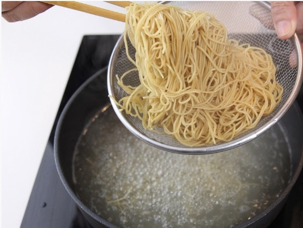 1. Этап. Креветки с яйцом: В кипящую воду добавьте лапшу. Варите её 3 минуты (или согласно инструкции на упаковке).