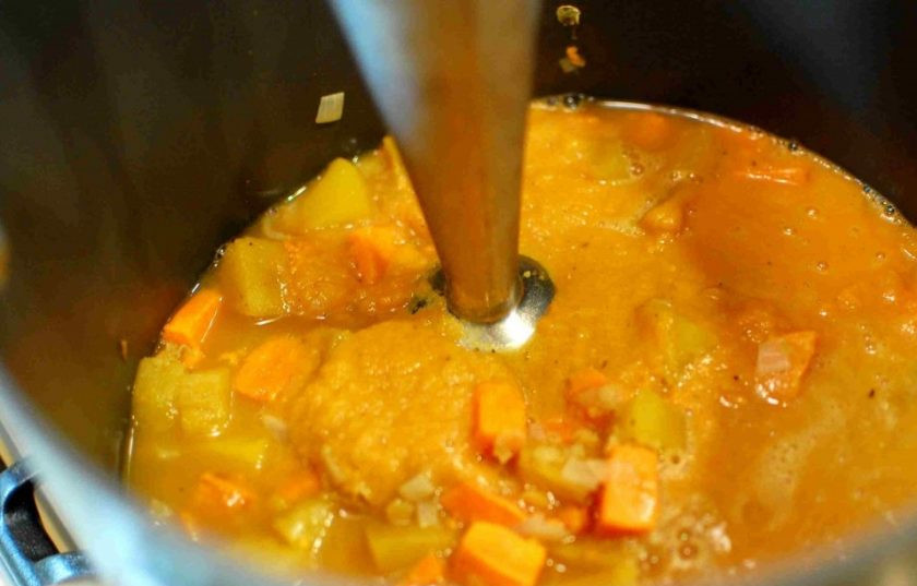 1. Этап. Суп-пюре с тыквой и бататом: 5. Достаньте лавровый лист. Используйте погружной блендер, чтобы сделать суп-пюре.