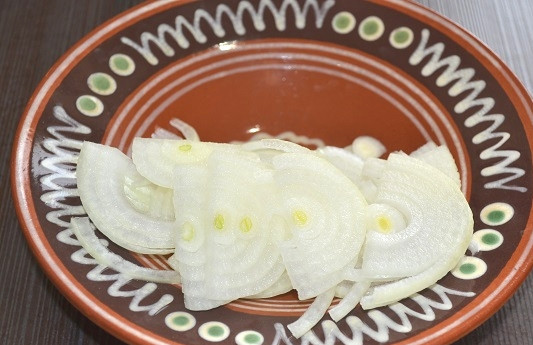 1. Этап. Свинина в имбирном соусе: 4. Очистите и измельчите лук.