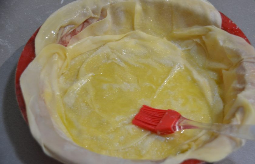 1. Этап. Яблочный пирог Вуаль невесты: Выложите листы теста по одному слегка небрежно, создавая легкие волны, как у вуали. Каждый слой теста смажьте растопленным сливочным маслом и пересыпьте сахаром.