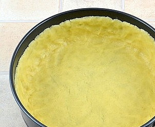 1. Этап. Творожный пирог с персиками: Пальцами сформируем корж, по краю приподняв бортики - чем выше, тем лучше, потому что начинки будет много. Уберем в холодильник.