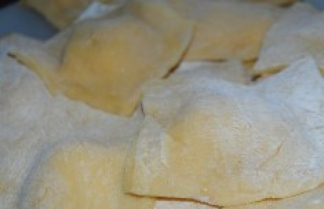 1. Этап. Равиоли в сливочном соусе: Готовые равиоли отварите в кипящей подсоленной воде 5 минут.