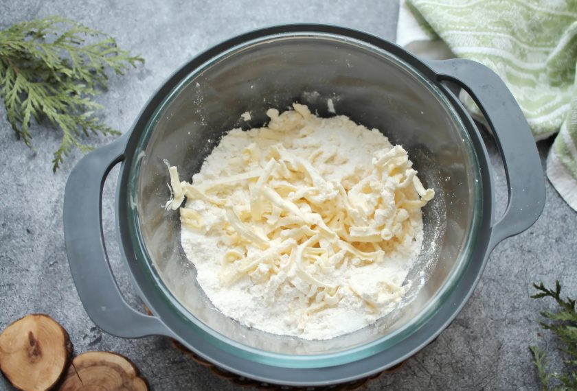 1. Этап. Пирожное Корзиночки с вареной сгущенкой и орехами: Мороженое сливочное масло натрите в мучную массу, затем быстро перетрите все в мелкую крошку.