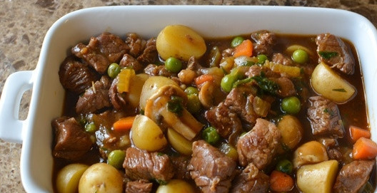 1. Этап. Рецепт вкусного мясного пирога: Первый слой теста уложите на дно посуды. сверху выложите начинку и распределите по всей поверхности.